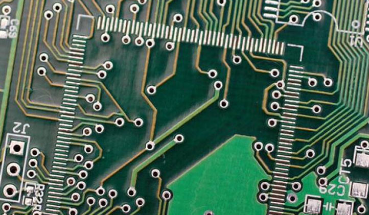 Why Avoid Right Angle Traces in PCB Routing?